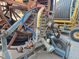 une machine posée par terre à côté d'un tas de pneus