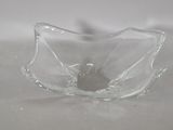 un saladier en verre transparent percé d'un petit trou