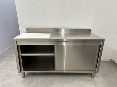 une cuisine en acier inoxydable équipée d'un évier et d'un plan de travail