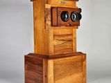 une horloge en bois posée sur une boîte