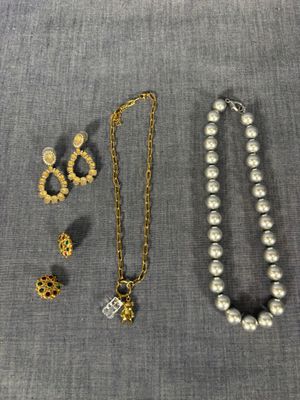 Lot bijoux fantaisie de qualite compose d'un collier perles …