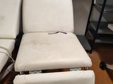 une chaise blanche posée à côté d'une table