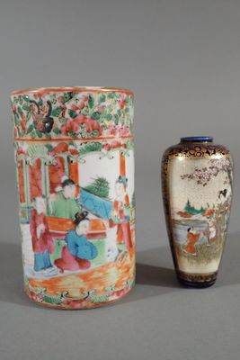 deux vases posés l'un à côté de l'autre sur une table