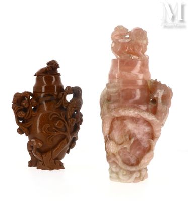 deux vases sculptés, de formes et de tailles différentes, posés sur une surface blanche