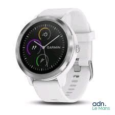 une montre connectée blanche avec un bracelet blanc et un cadran noir