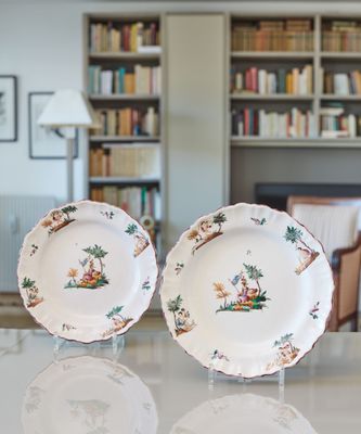 deux assiettes posées sur une table devant une bibliothèque