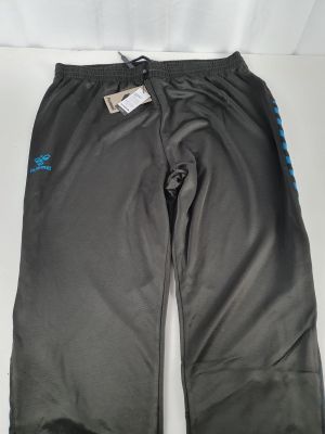 un gros plan sur un pantalon noir orné d'un logo bleu sur le côté