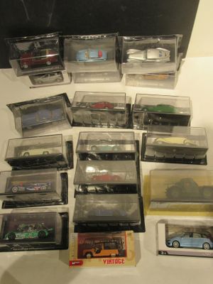 de nombreux types de voitures-jouets dans une vitrine