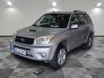une photo d'une Toyota RAV argentée garée dans un garage