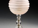 une photo d'une lampe de table avec un abat-jour en verre