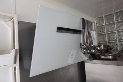 une photo d'une cuisine équipée d'appareils électroménagers et d'ustensiles en inox