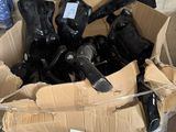une boîte en carton remplie d'objets hétéroclites dans une pièce