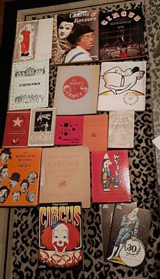 de nombreux types de cartes différents sur la table basse