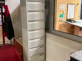 une chaise rouge dans un coin d'une petite pièce
