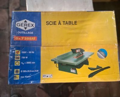 une boîte sur laquelle est représentée une scie circulaire à table