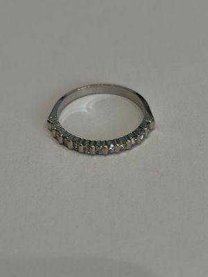 gros plan d'une bague sur une table à fond blanc