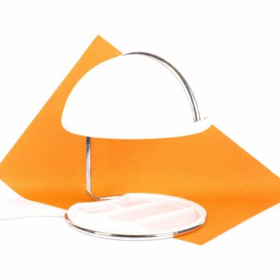 une lampe posée sur une feuille de papier orange