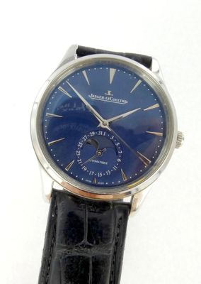 gros plan d'une montre-bracelet avec un cadran bleu