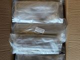 plusieurs paquets de nourriture sont posés dans un carton posé par terre