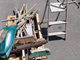 un tas d'outils posé sur une palette dans le parking