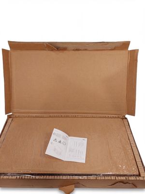 une boîte en carton contenant un morceau de papier