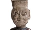 l'image d'une statue d'un homme avec une couronne sur la tête