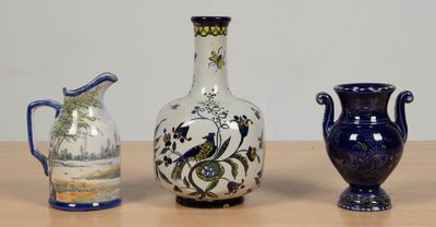 trois vases posés sur une table l'un à côté de l'autre