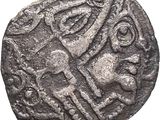 une pièce d'argent sur laquelle figurent un cheval et son cavalier
