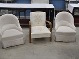 trois chaises assises l'une à côté de l'autre dans une pièce