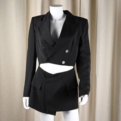 une photo d'un mannequin portant une veste et une jupe noires