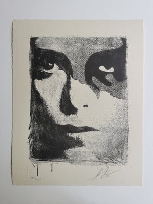 un dessin en noir et blanc représentant le visage d'une femme avec des yeux