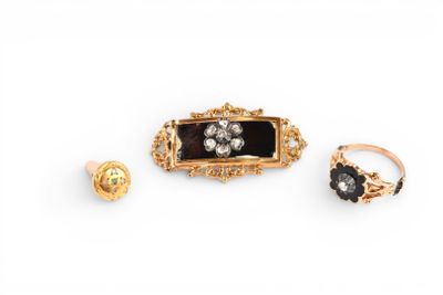 BAGUE et BROCHE en or jaune 750 millièmes, argent et émail n…