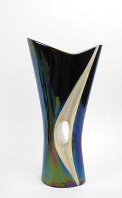 un vase noir et blanc orné d'un motif sinueux