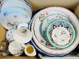 une boîte remplie d'assiettes et de bols de toutes sortes