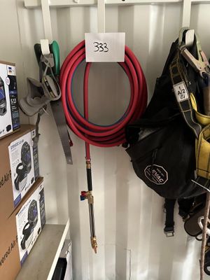 une photo montrant un ensemble d'outils accrochés au mur