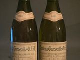 deux bouteilles de vin posées l'une à côté de l'autre sur une table