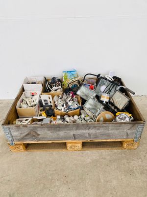 une boîte en bois remplie d'objets hétéroclites sur le sol