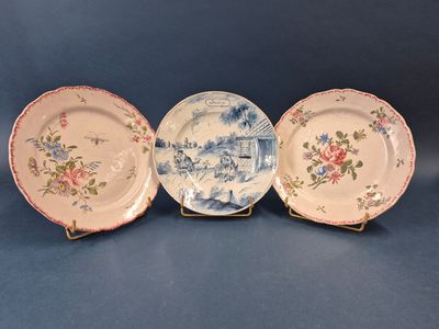 Lot comprenant: - Marseille, deux assiettes en faience émail…