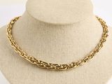 gros plan d'un collier à chaîne en or sur un mannequin