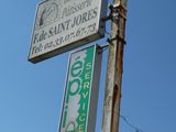 un panneau de signalisation fixé à un poteau, avec un lampadaire en arrière-plan