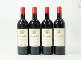 trois bouteilles de vin rouge sont alignées sur une surface blanche