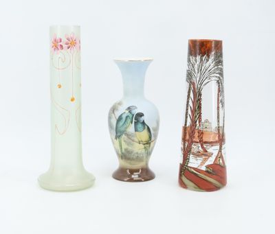 Lot de trois vases, un en verre incolore de forme tronconiqu…