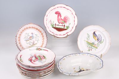 plusieurs assiettes à motifs différents sur une table