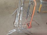 une pièce avec beaucoup de chaises et une table
