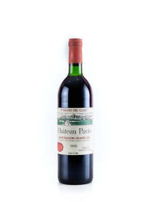 une bouteille de vin posée sur une table