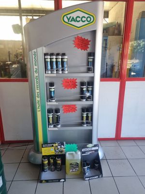un distributeur automatique au milieu d'un magasin