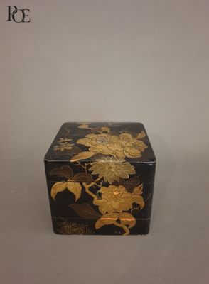 Boîte à thé de forme carrée en bois laqué noir et or à décor… - Photo 1