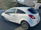 la voiture blanche est garée sur le côté de la route
