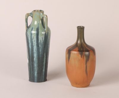 deux vases posés l'un à côté de l'autre sur une surface blanche