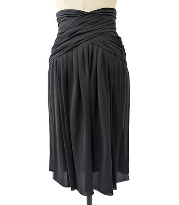 une robe noire sur un mannequin mannequin mannequin mannequin mannequin mannequin mannequin mannequin mannequin mannequin